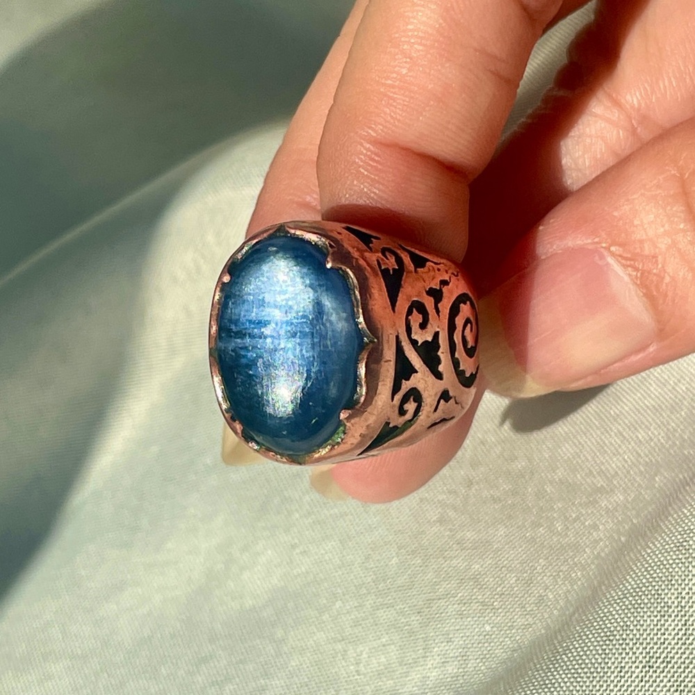 Pitango kyanite ring in a special shiny type of copper, spiral engravings. Bling